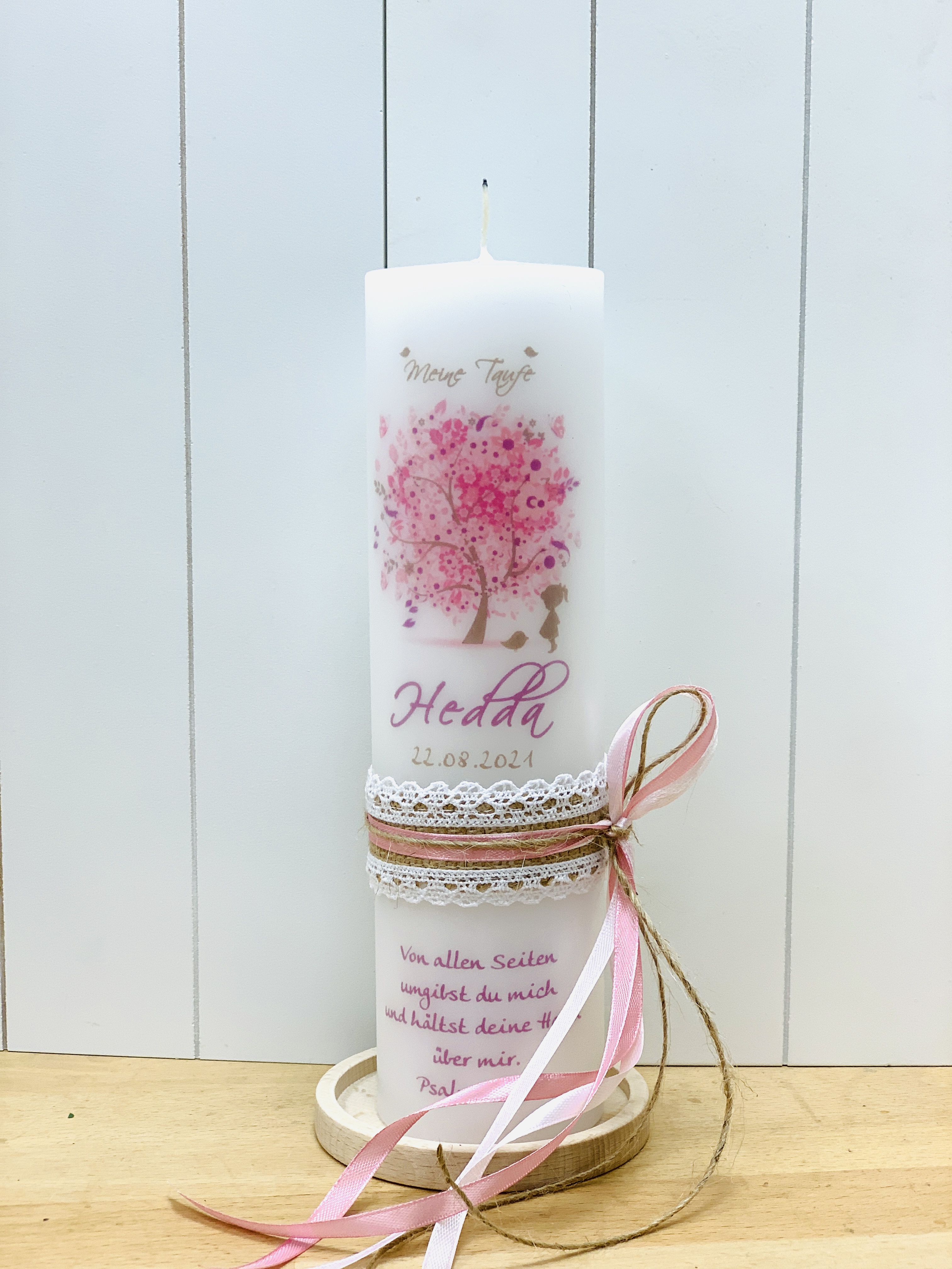 Baum des Lebens rosa mit schüchternem Mädchen mit Vintage Schleifenband (Motiv 12-2) 