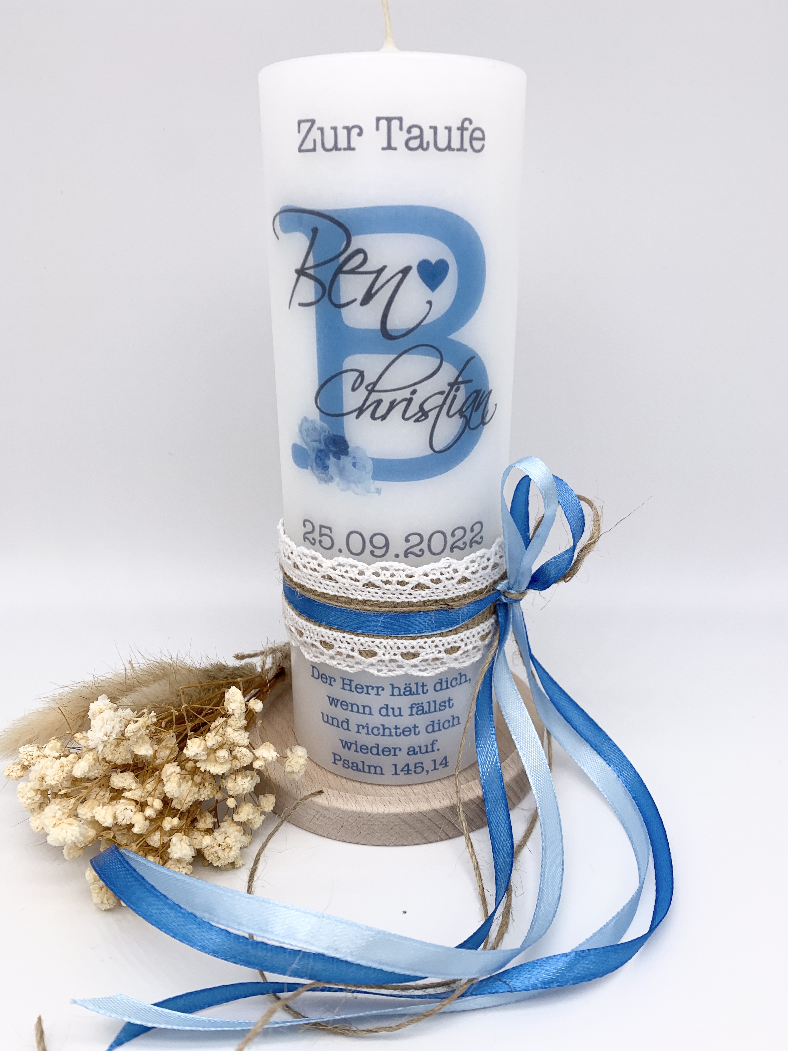 Kerze Anfangsbuchstabe blau (Motiv 315) mit Vintage Spitzenband + Schleife seitlich in jeansblau-hellblau