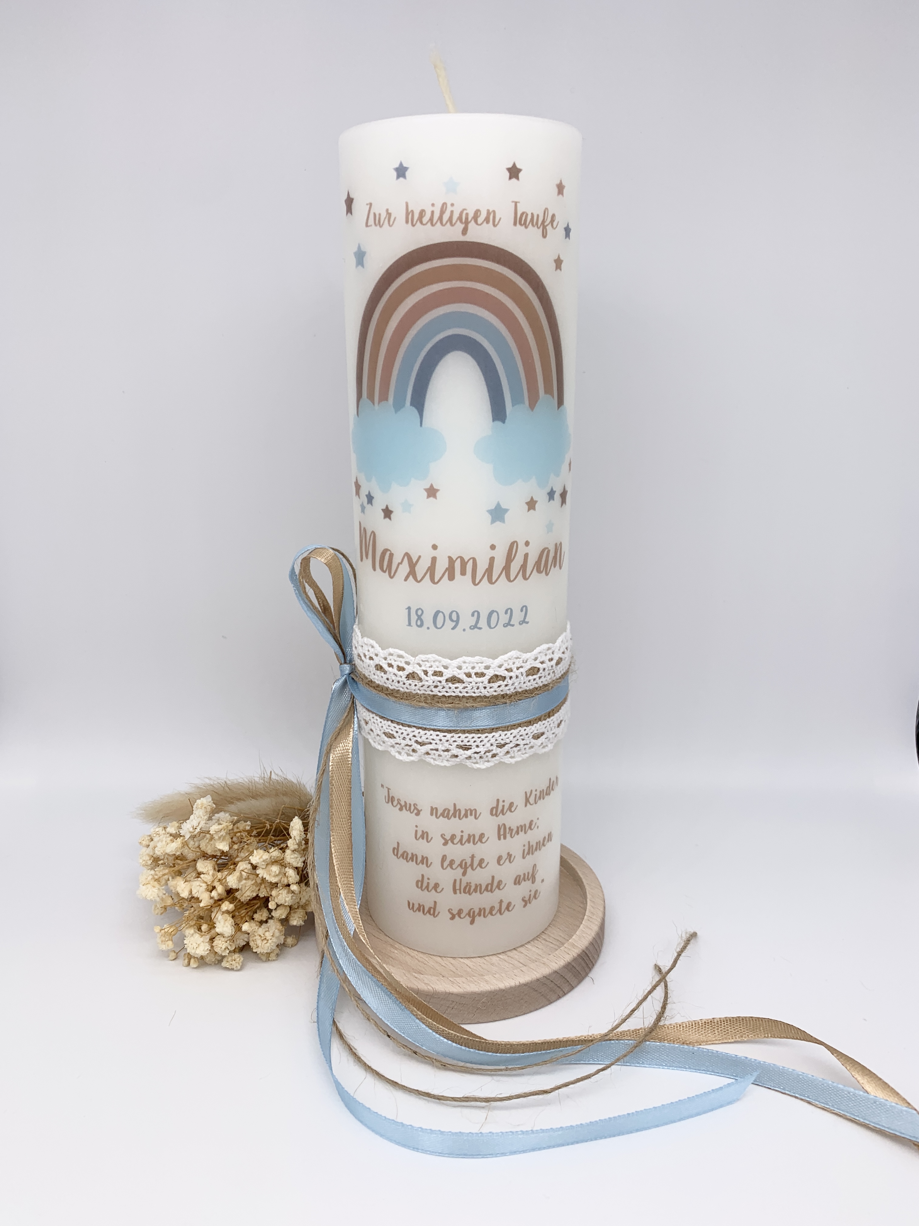 Kerze Regenbogen mit Wolken in braun mit Vintage Spitzenband + Schleife seitlich in hellblau-beige