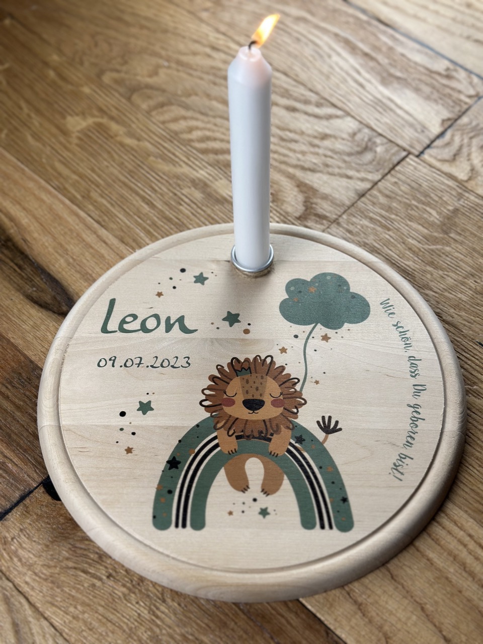 Geburtstagsteller Holz rund mit dem Löwen auf dem Regenbogen in mint Geburtstagsteller Holz rund mit dem Löwen auf dem Regenbogen in mint