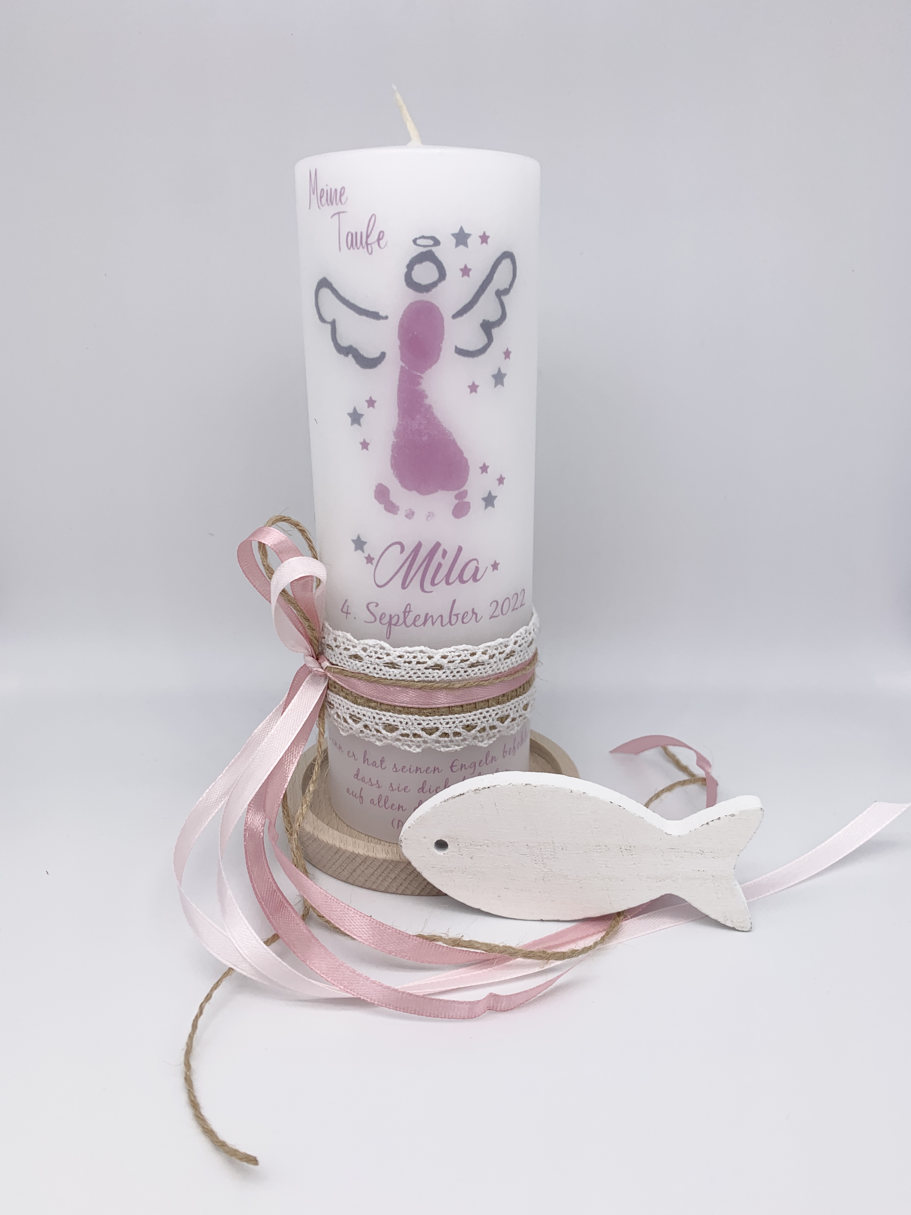 Kerze Engel Fußabdruck rosa mit Vintage Spitzenband + Schleife seitlich in hellrosa-rosa