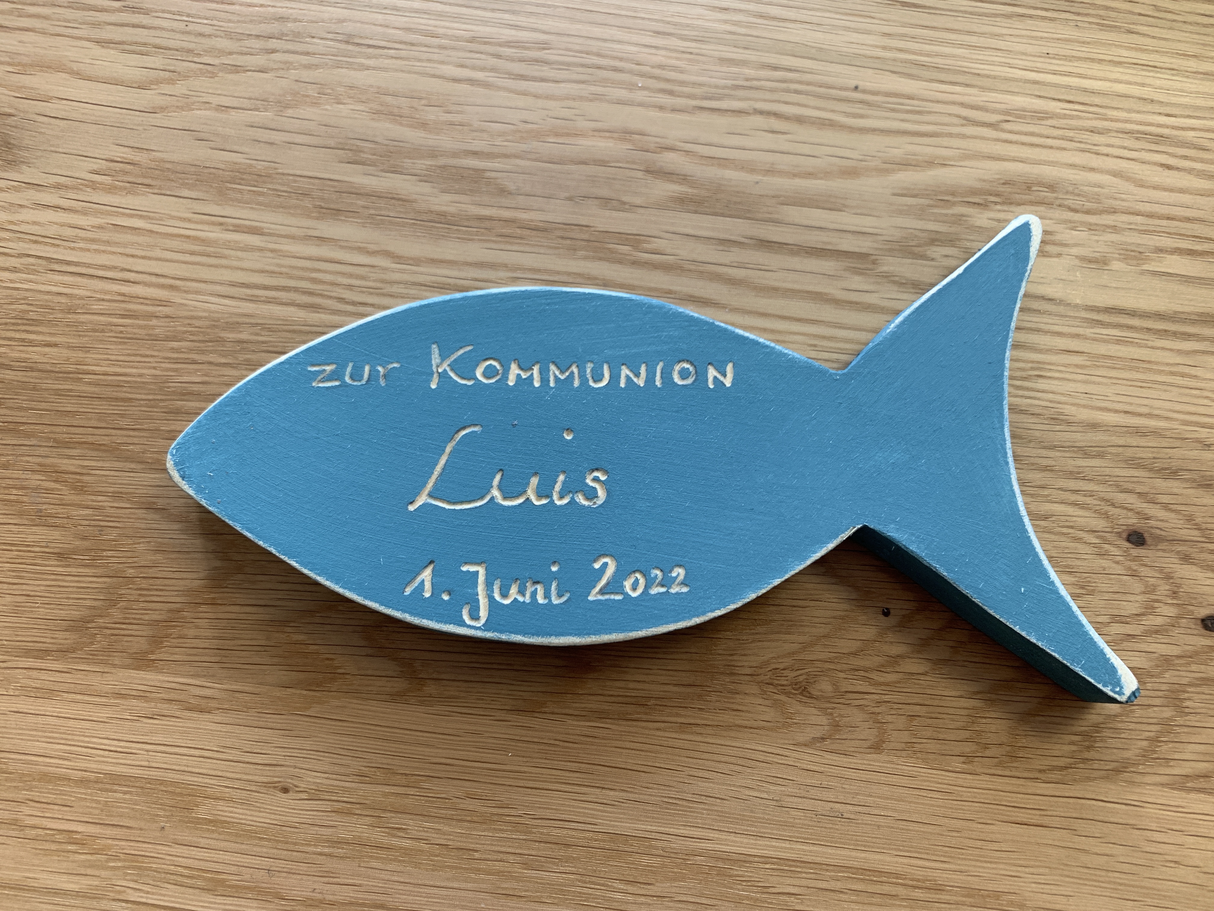 Fisch mit Gravur in petrol