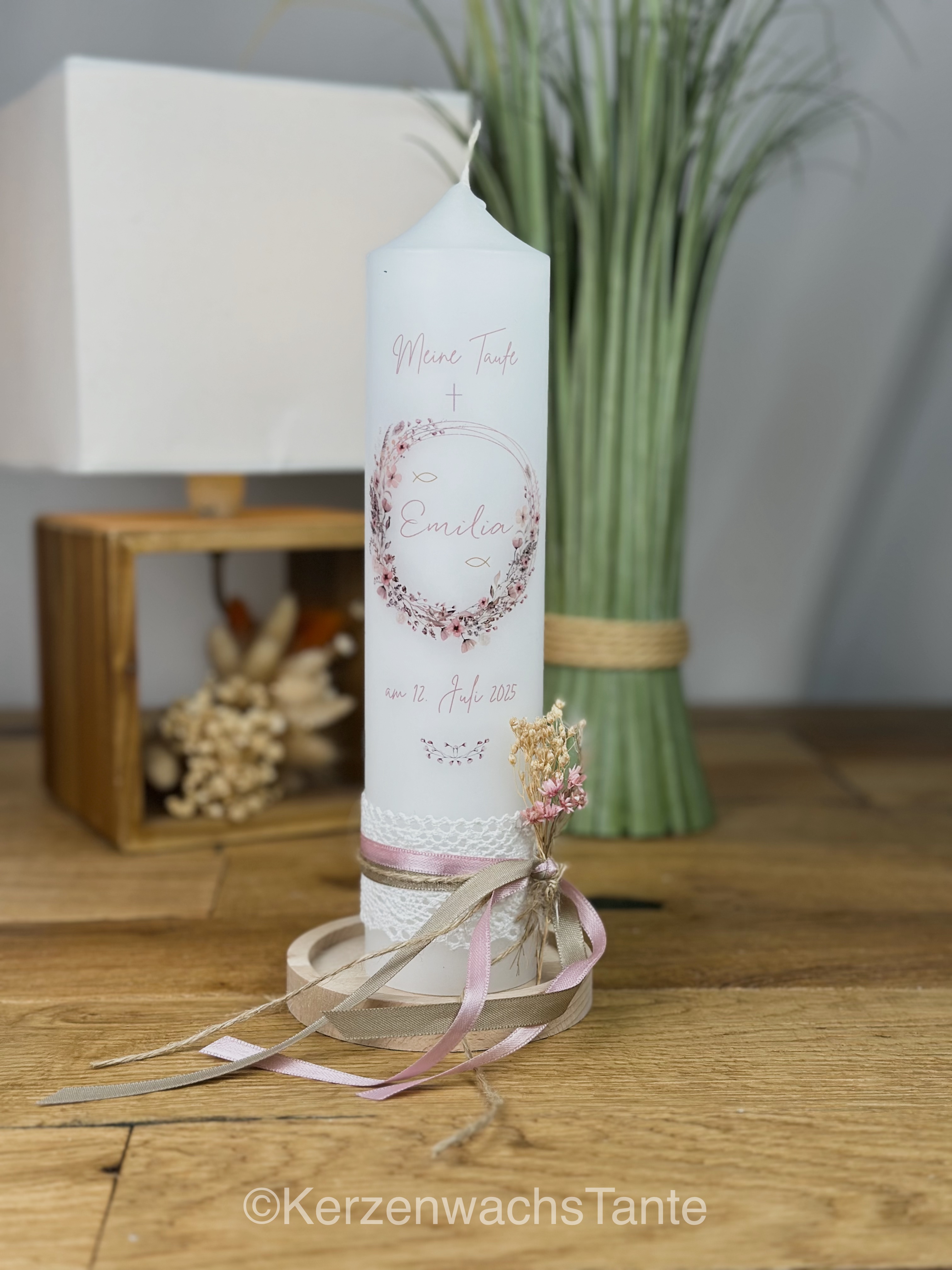 Kerze Blütenkranz aus zarten rosa Blüten mit weißer Spitze (Motiv 871) + Trockenblümchen