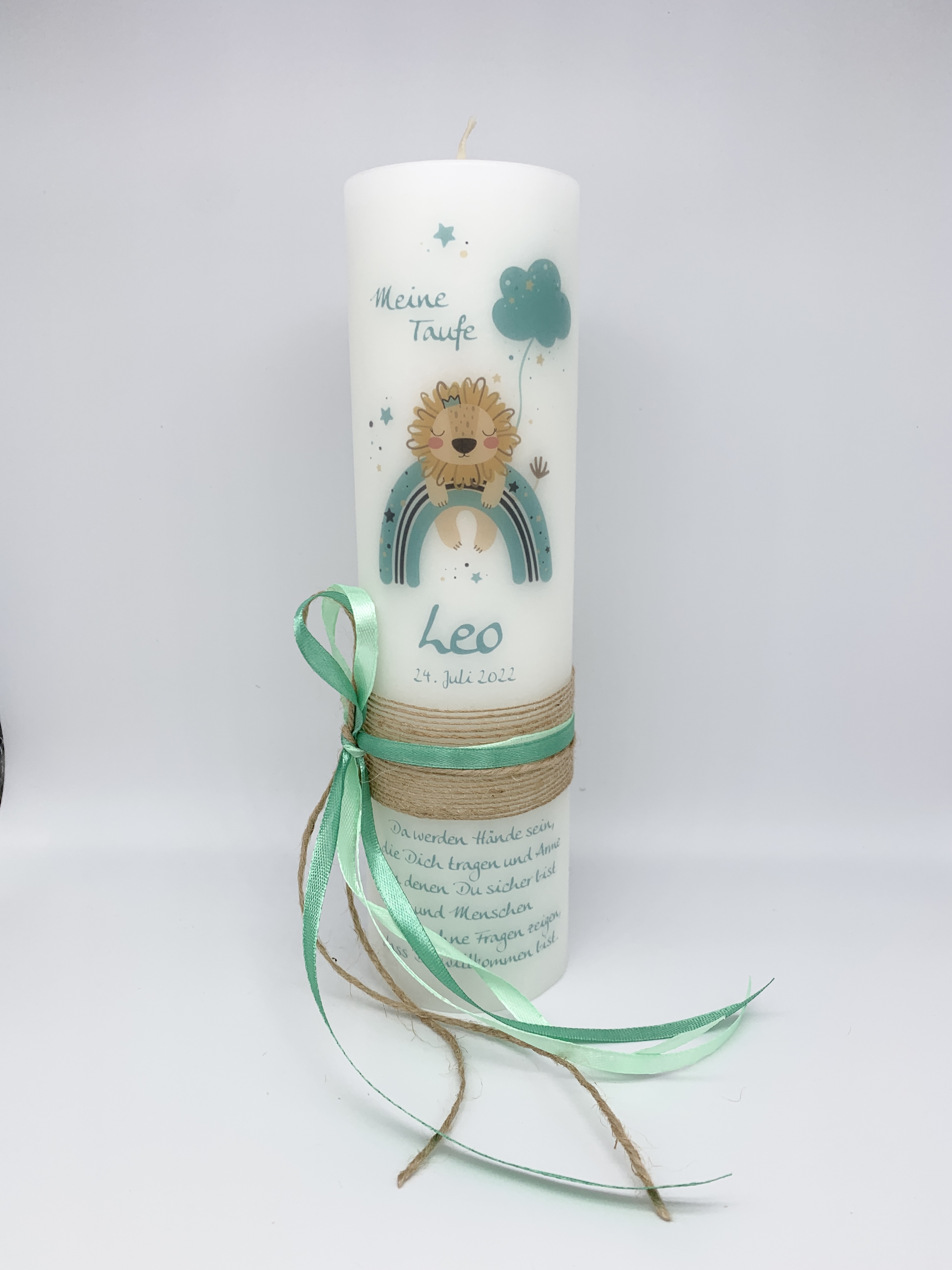 Kerze Löwe auf dem Regenbogen mint (Motiv 360) mit Vintage Juteband + Schleife seitlich in mint hell + mint dunkel