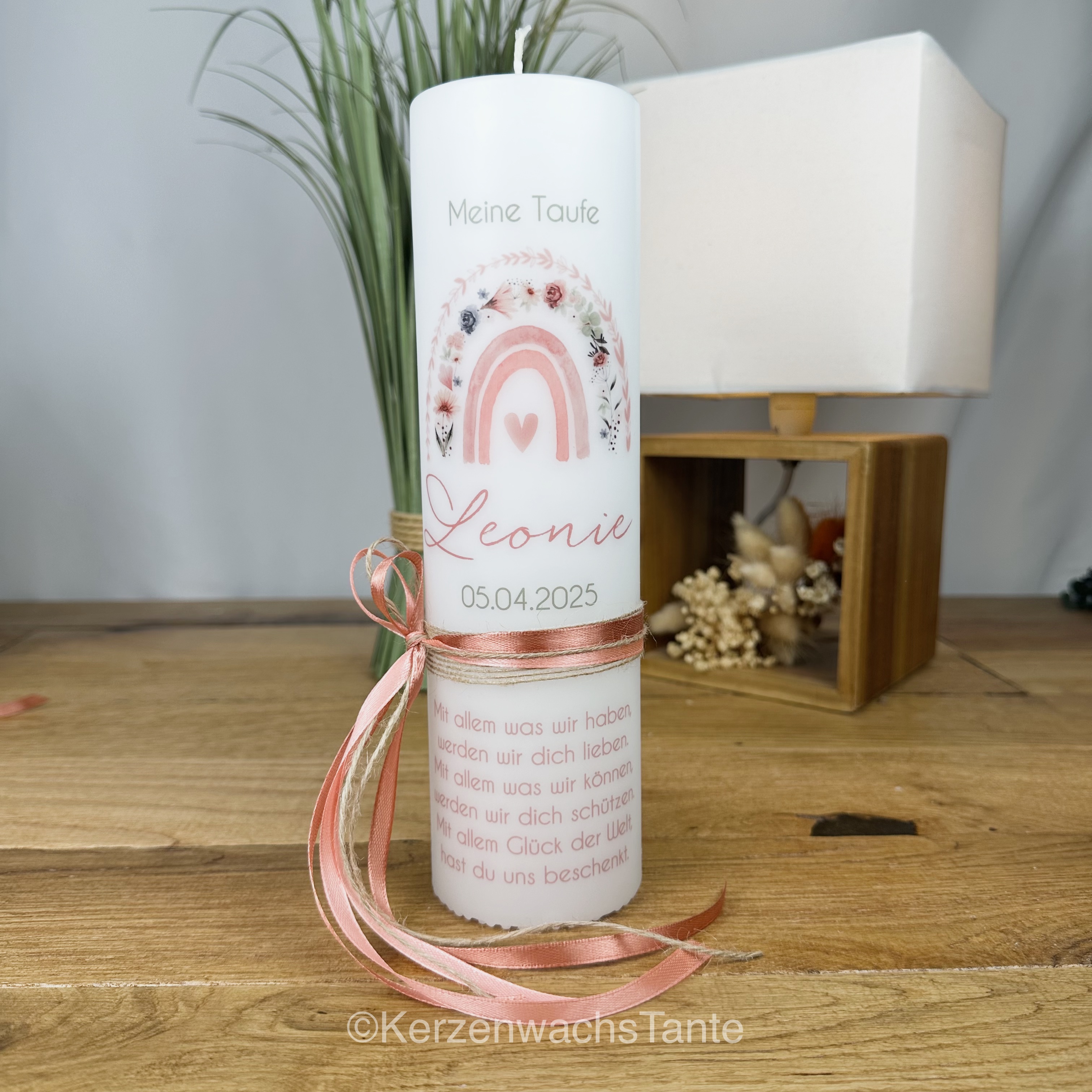 Personalisierte Taufkerze | Kommunionkerze für Mädchen | Regenbogen mit Blüten in rosegold (Motiv 869) + Juteband und Schlaufe seitlich