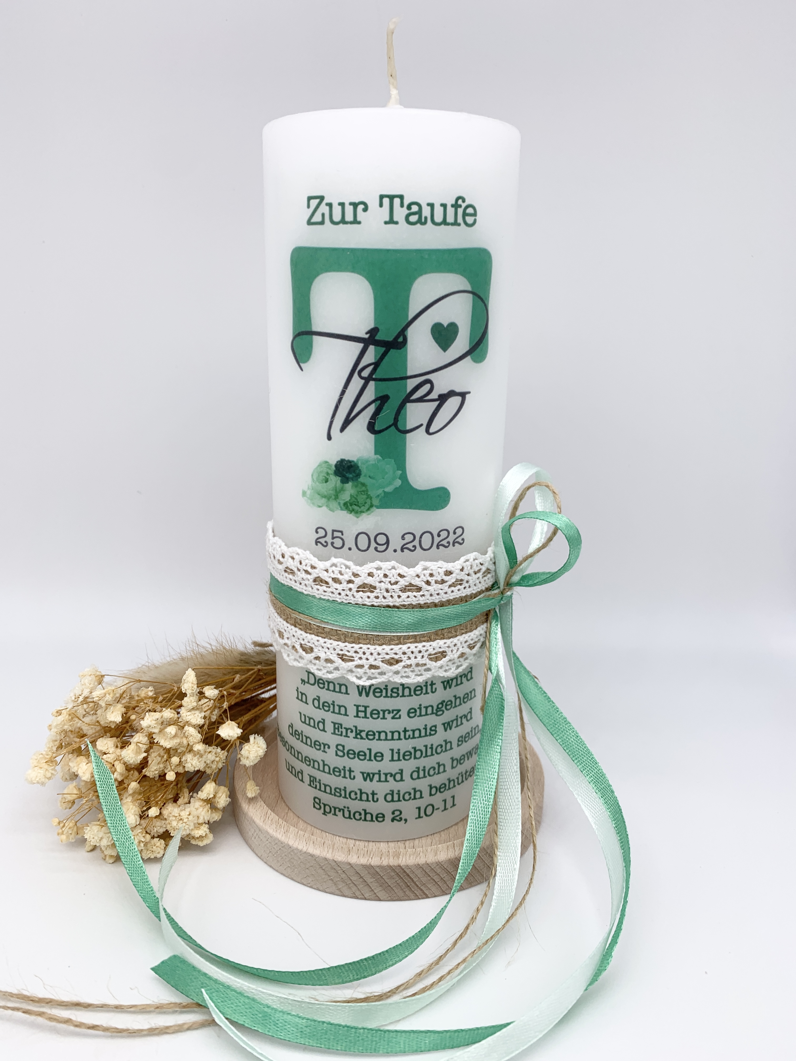 Kerze Anfangsbuchstabe grün (Motiv 315) mit Vintage Spitzenband + Schleife seitlich in mint hell +mint mittel