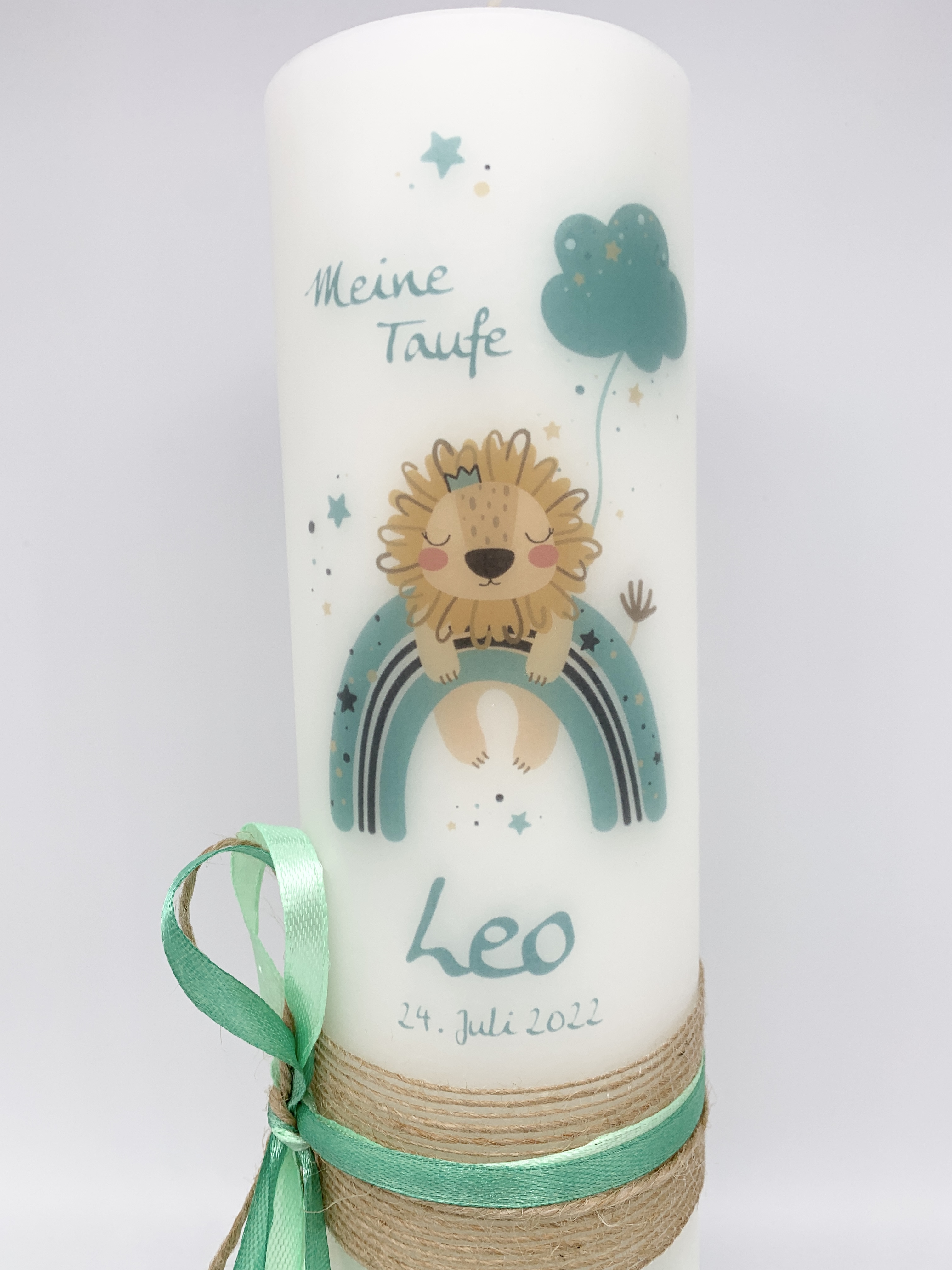 Kerze Löwe auf dem Regenbogen mint (Motiv 360) mit Vintage Juteband + Schleife seitlich in mint hell + mint dunkel