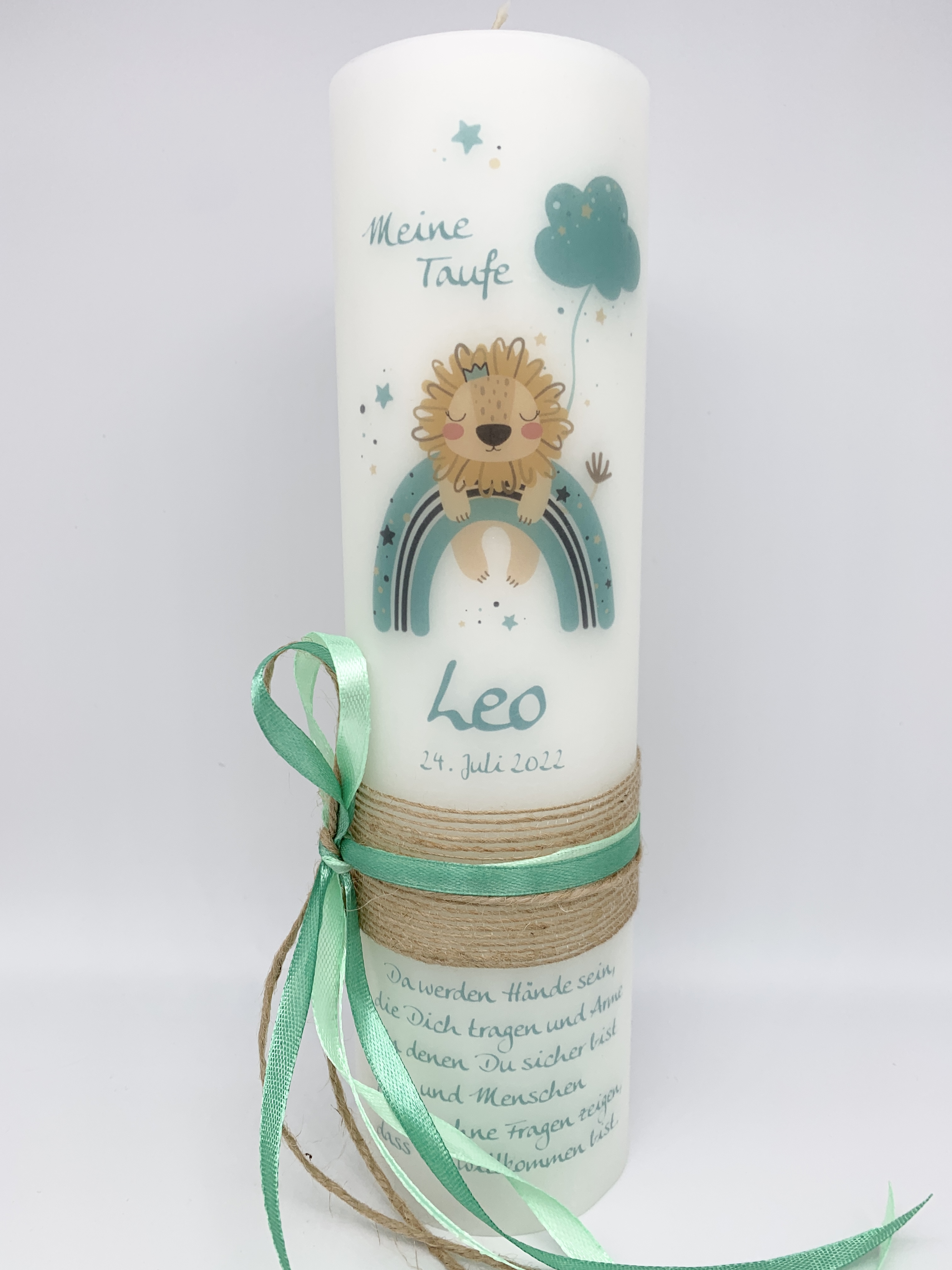 Kerze Löwe auf dem Regenbogen mint (Motiv 360) mit Vintage Juteband + Schleife seitlich in mint hell + mint dunkel