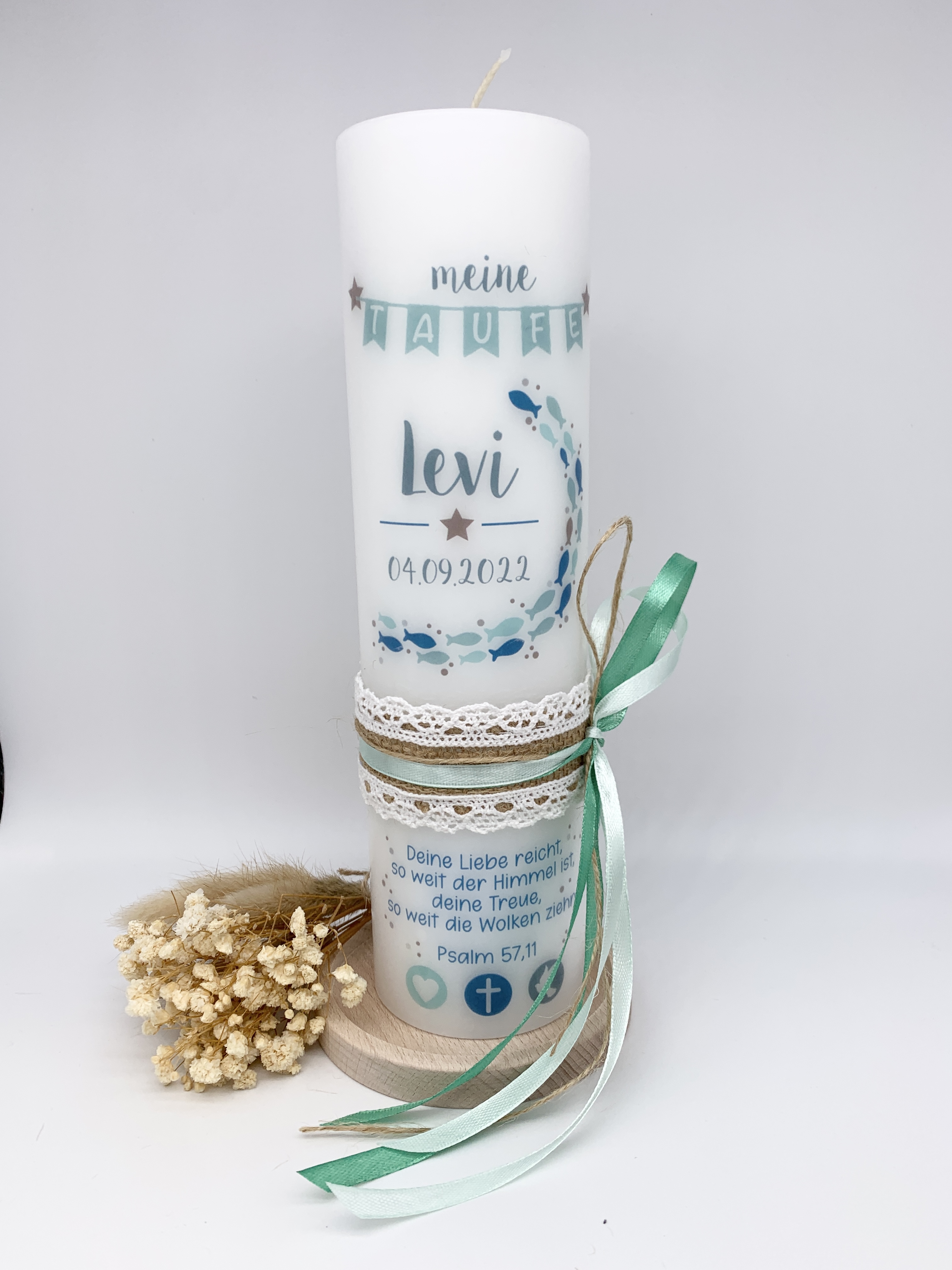 Kerze Fischschwarm mint mit Vintage Spitzenband + Schleife seitlich in mint hell + mint dunkel